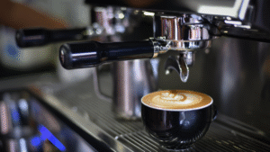 Professionelle Siebträgermaschine im gewerblichen Einsatz mit Cappuccino-Tasse