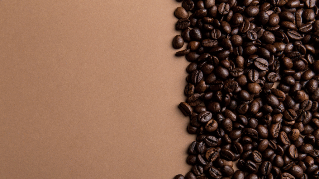 Geröstete Kaffeebohnen auf einer Fläche mit freiem Raum