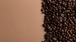 Geröstete Kaffeebohnen auf einer Fläche mit freiem Raum