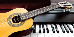 Gitarre und Klavier