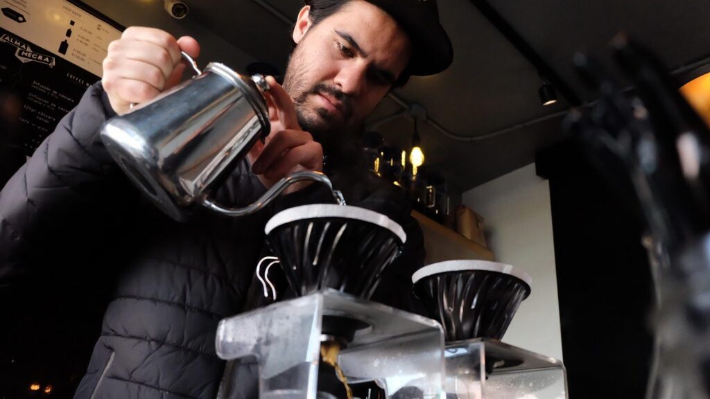 mann kippt kaffee in tassen