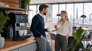 Arbeitgeber stellt moderne Kaffeemaschine im Büro für Mitarbeiter bereit