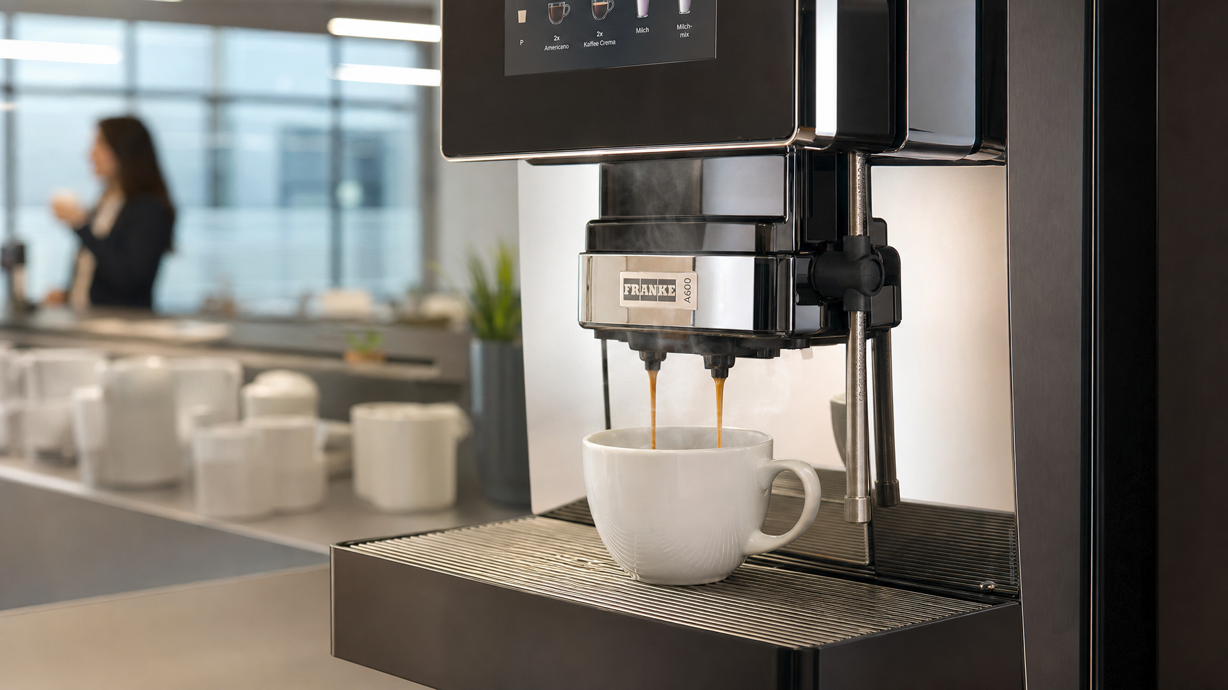 Arbeitgeber stellt moderne Kaffeemaschine im Büro für Mitarbeiter bereit