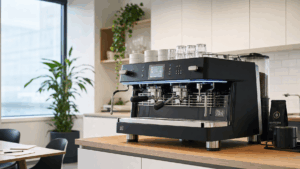 Gewerblicher Kaffeevollautomat im Büro mit sichtbarem Energieverbrauch-Display