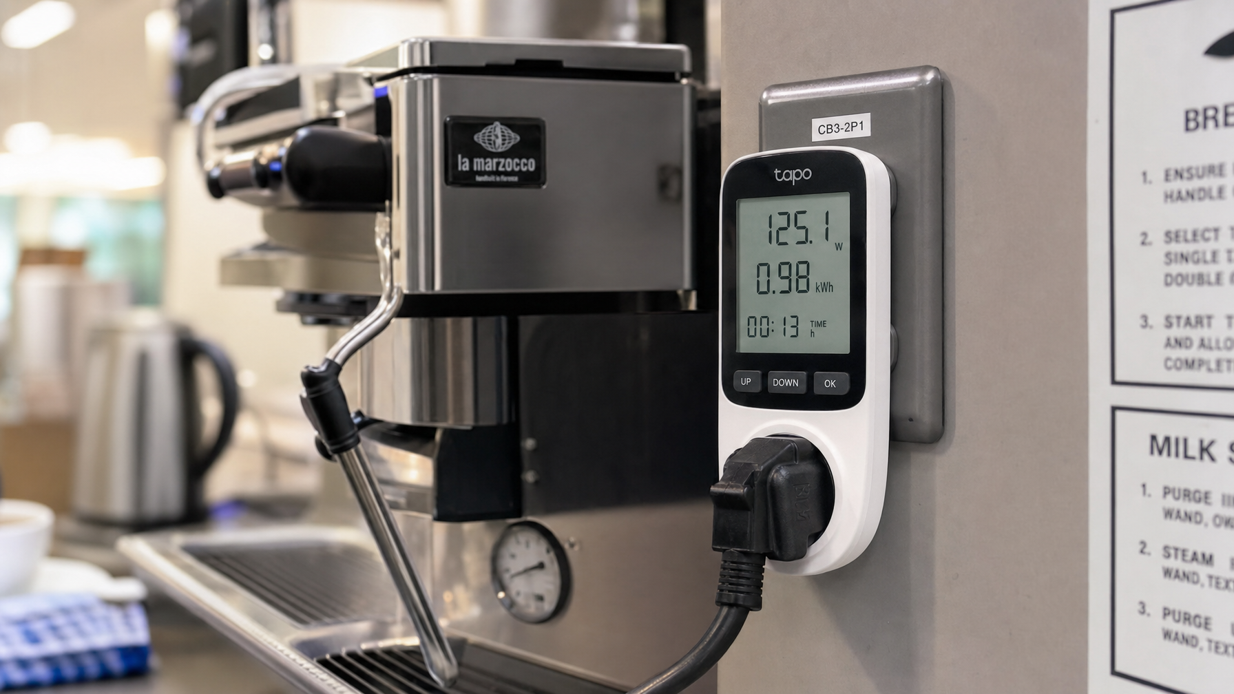 Gewerblicher Kaffeevollautomat im Büro mit sichtbarem Energieverbrauch-Display